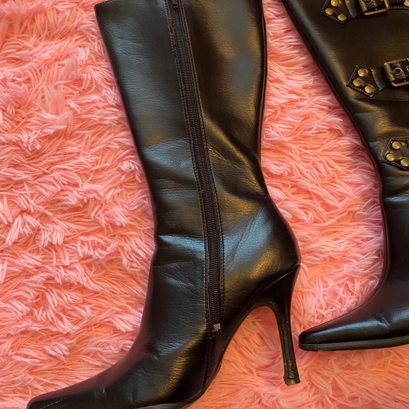 Boots - Picture 4 of 5